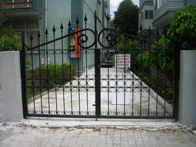 BAHÇE GİRİŞ KAPISI