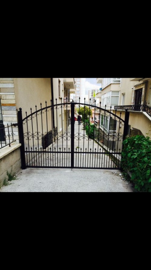 BAHÇE GİRİŞ KAPISI