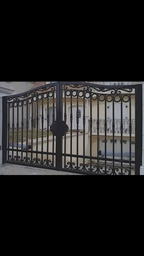 BAHÇE GİRİŞ KAPISI