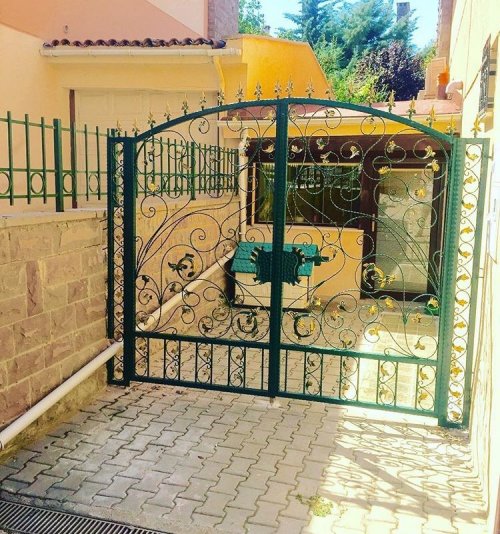BAHÇE GİRİŞ KAPISI