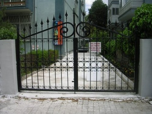 BAHÇE GİRİŞ KAPISI