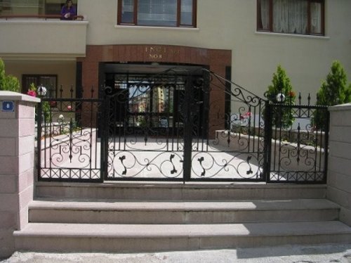 BAHÇE GİRİŞ KAPISI