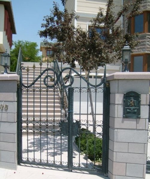 BAHÇE GİRİŞ KAPISI