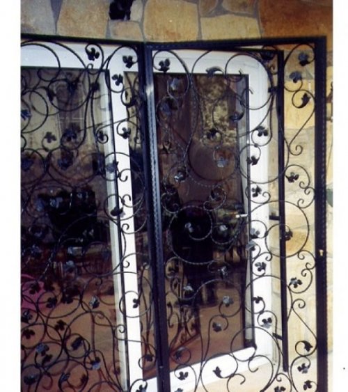 BAHÇE GİRİŞ KAPISI