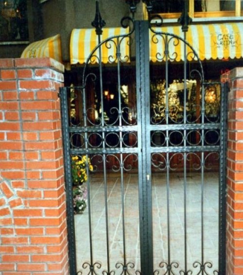 BAHÇE GİRİŞ KAPISI